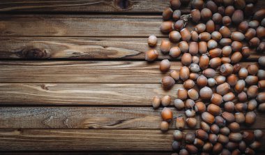 Ahşap arka plan üzerinde fındık. Yararlı sonbahar gıda. Aperatifler.