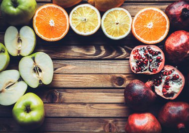 Çerçeve ahşap zemin üzerine taze meyve. Multivitamin kavramı.