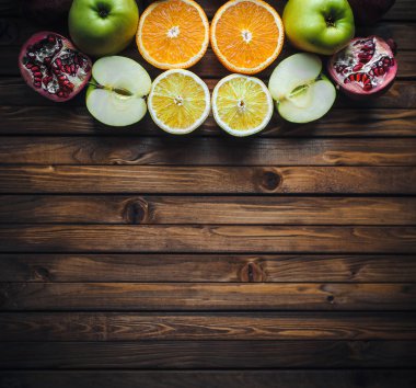 Dokunulmazlık için vitaminler. Taze meyve. Portakal, elma, nar, limon.