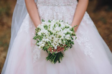 Gelinin ellerinde güzel düğün buketi.