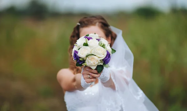Невеста Покрывает Лицо Свадебным Букетом Белых Роз Фоне Природы — стоковое фото