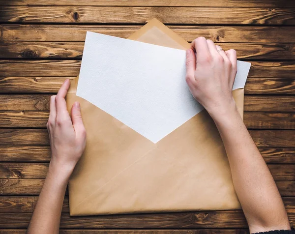 Frauenhände Öffnen Einen Großen Braunen Umschlag Und Nehmen Einen Brief — Stockfoto