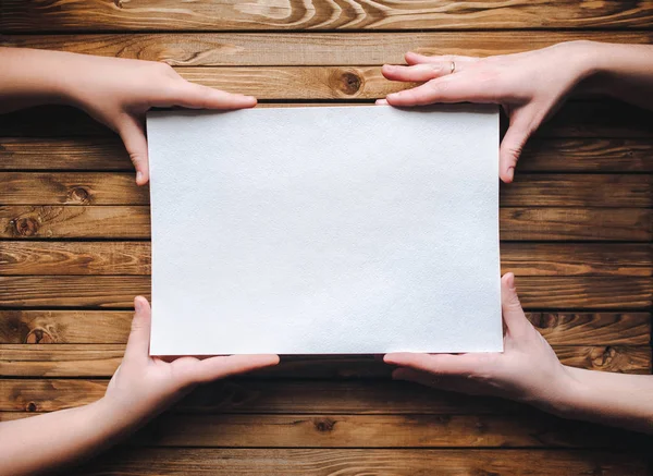 Las Manos Sostienen Una Hoja Papel Vacía Blanca Hoja Papel —  Fotos de Stock