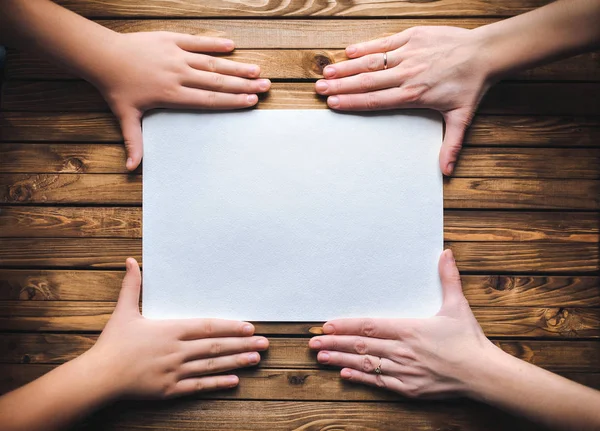 Χέρια Κρατούν Ένα Λευκό Κενό Φύλλο Χαρτιού Καθαρό Φύλλο Χαρτί — Φωτογραφία Αρχείου
