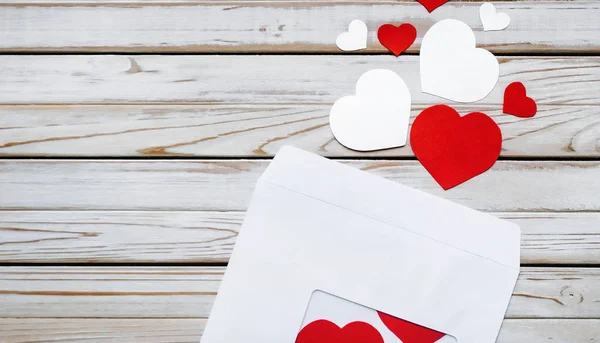 Серцях Папери Літати Білим Конверт Вітаємо День Святого Валентина — стокове фото