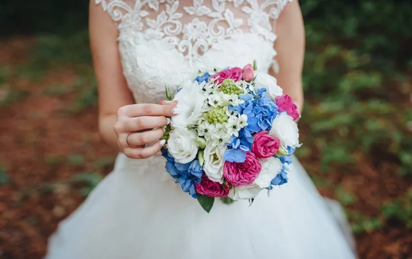 Esküvői Csokor Fehér Kék Piros Virágot Menyasszony Kezében — Stock Fotó