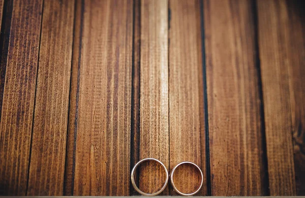 Свадебные Кольца Деревянным Фоном — стоковое фото