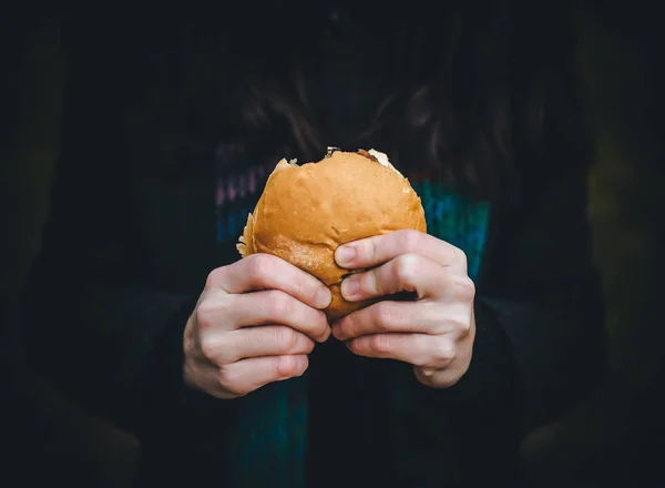 Concept Faim Pauvreté Rouleau Hamburger Dans Les Mains Gros Plan — Photo