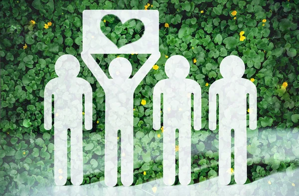 Паперові Люди Зеленій Траві Світлому Фоні Грінпіс Символ Серця Від — стокове фото