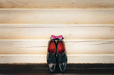 Damat aksesuarları. Erkekler vernikli ahşap arka plan üzerinde siyah ayakkabı