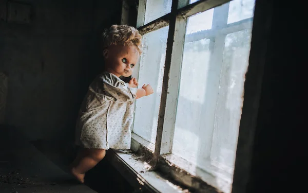 Vieille Poupée Par Fenêtre Sale Regarde Travers Verre Peur Horreur — Photo