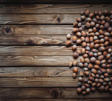 Ahşap arka planda fındık. Faydalı sonbahar yemekleri. Atıştırmalıklar.