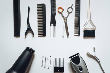 Saç Stilist aksesuarları üzerinde beyaz arka plan Üstten Görünüm alanı kopyalayın. Kuaförlük beceri. Berber kavramı.