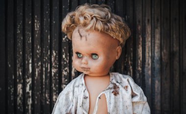 Eski kapısında oturan bebek. Eski ahşap kulübe. Korku, nefret, korku, yalnızlık. Vintage.