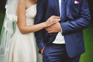 Düğün giysileri içinde closeup düğün çift tutan eller