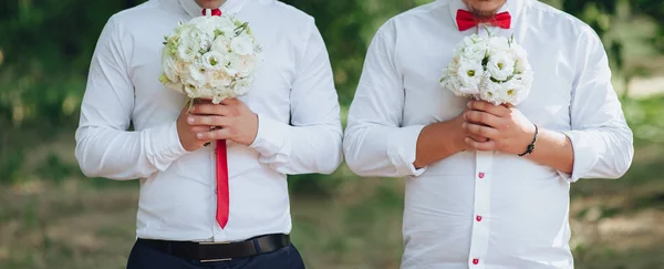 Due Giovani Uomini Camicie Bianche Tengono Mano Mazzi Fiori Bianchi — Foto Stock
