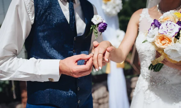Halkalar, damat gelinin parmağında yüzük koyarak alışverişi yeni evliler closeup