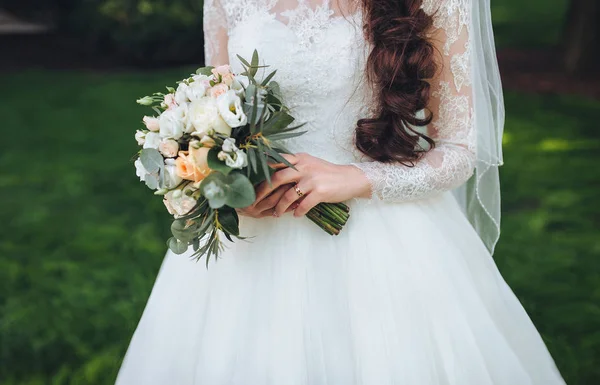 Крупный План Невесты Свадебном Платье Держащей Свадебный Букет Сочными Цветами — стоковое фото