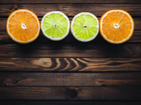 Naranjas Limones Brillantes Jugosos Frutas Frescas Sobre Fondo Madera Copiar —  Fotos de Stock