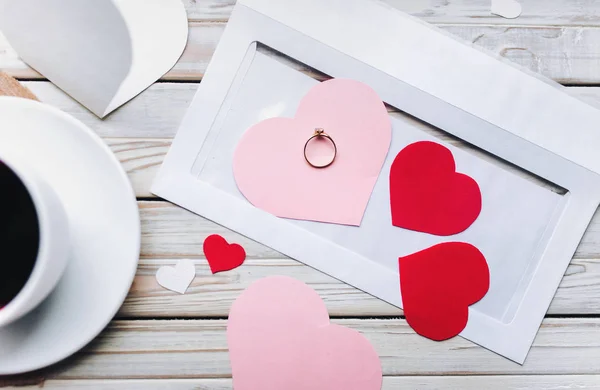 Enveloppe Avec Bague Mariage Coeurs Papier Sur Fond Bois Félicitations — Photo