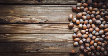 Ahşap arka plan üzerinde fındık. Yararlı sonbahar gıda.