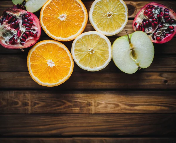 Frutas Frescas Sobre Fondo Madera Naranja Manzana Limón Granada —  Fotos de Stock