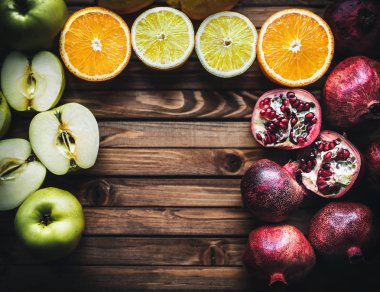 Çerçeve ahşap zemin üzerine taze meyve. Multivitamin kavramı.