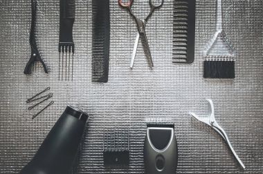 Saç Stilist aksesuarları üzerinde beyaz arka plan Üstten Görünüm alanı kopyalayın. Kuaförlük beceri. Berber kavramı