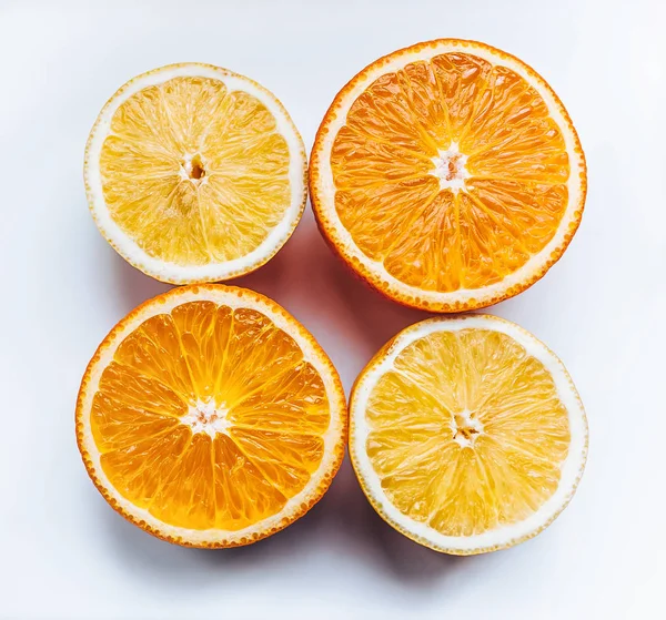 Naranjas Aisladas Naranjas Cortadas Por Mitad Estructura Una Naranja —  Fotos de Stock
