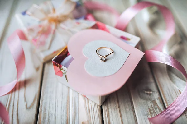 Conceito Proposta Casamento Anel Casamento Caixa Presente Fundo Madeira Dia — Fotografia de Stock