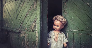 Eski kapısında oturan bebek. Eski ahşap kulübe. Korku, nefret, korku, yalnızlık. Vintage