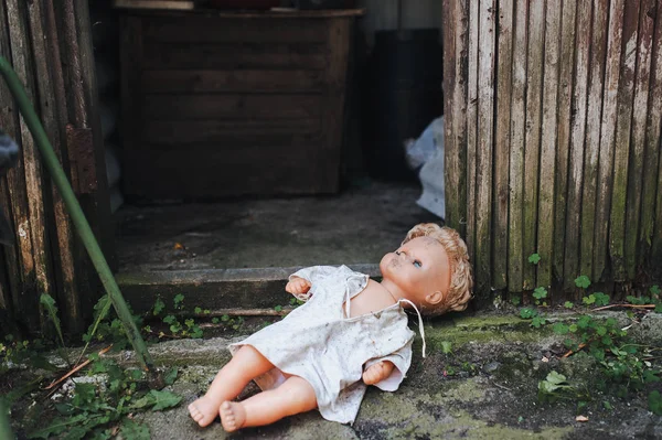 Alte Puppe Der Tür Sitzt Alter Holzschuppen Angst Hass Grauen — Stockfoto