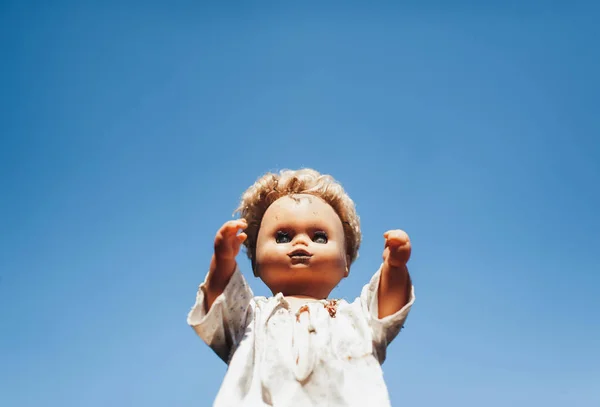 Muñeca Plástico Vintage Vomitada Sobre Fondo Del Cielo —  Fotos de Stock