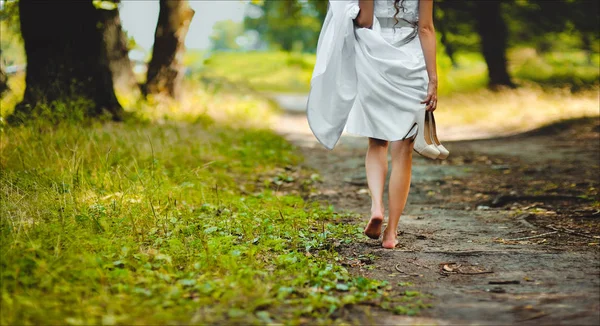 Noiva Vestido Branco Andando Descalço Longo Caminho Parque Menina Descansando — Fotografia de Stock