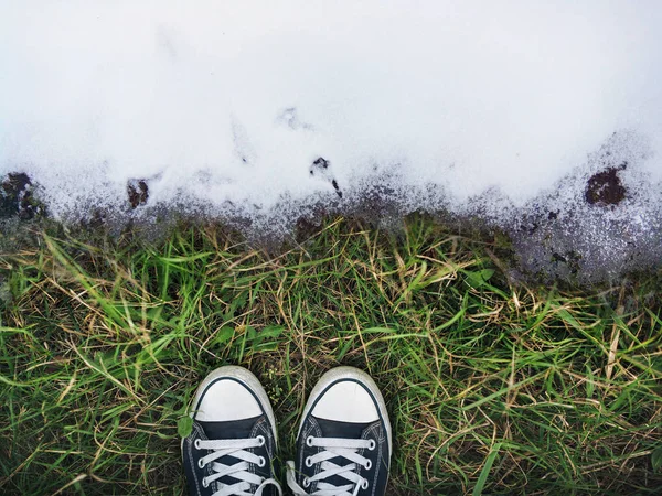 Sneakers Tela Bianca Nera Erba Verde Con Neve Vista Dall — Foto Stock