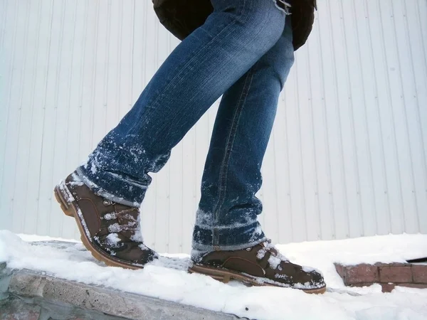 Zimowe Buty Śniegu Chodzenia Śniegu Niebezpieczeństwo Poślizgnięcia Się Lodzie — Zdjęcie stockowe