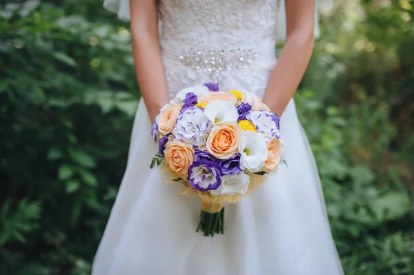 Closeup Noiva Vestido Noiva Segurando Buquê Casamento Com Flores Suculentas — Fotografia de Stock