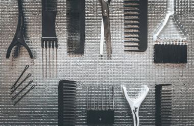 Saç Stilist Aksesuar metal arka plan üzerinde. Kuaförlük beceri. Berber kavramı