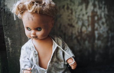 Eski kapısında oturan bebek. Eski ahşap kulübe. Korku, nefret, korku, yalnızlık. Vintage.