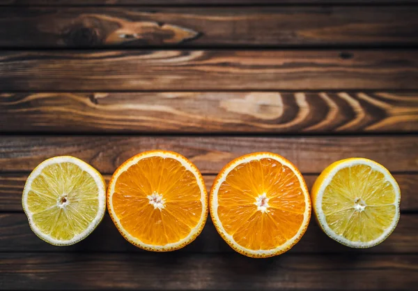 Mitades Naranjas Limones Sobre Fondo Madera Estructura Naranja Los Limones —  Fotos de Stock