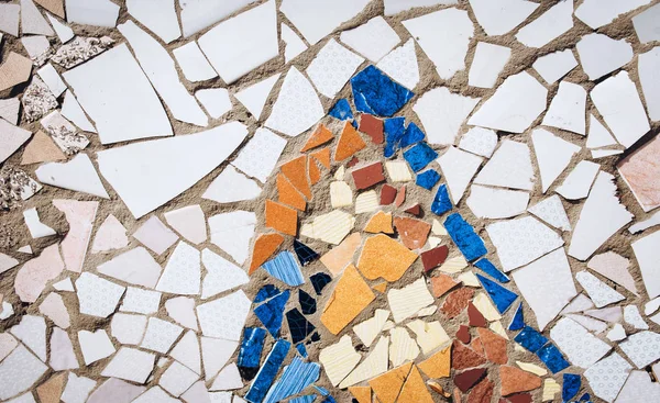 马赛克墙饰从陶瓷破碎瓷砖 装饰装饰品 彩墙背景 — 图库照片