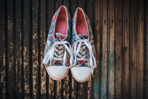 Primo Piano Scarpe Femminili Sfondo Legno — Foto Stock