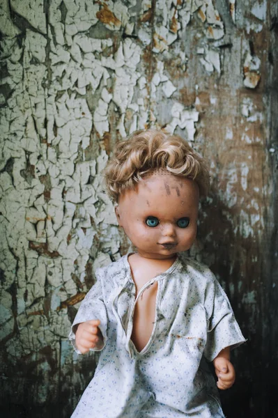 Eski kapısında oturan bebek. Eski ahşap kulübe. Korku, nefret, korku, yalnızlık. Vintage.