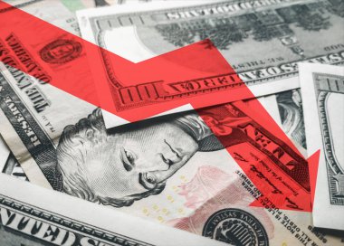 Paranın arkaplanındaki parlak kırmızı ok simgesi. Piyasada Amerikan dolarının seyrini değiştirme kavramı. Devalüasyon, çöküş, ekonominin durgunluğu.