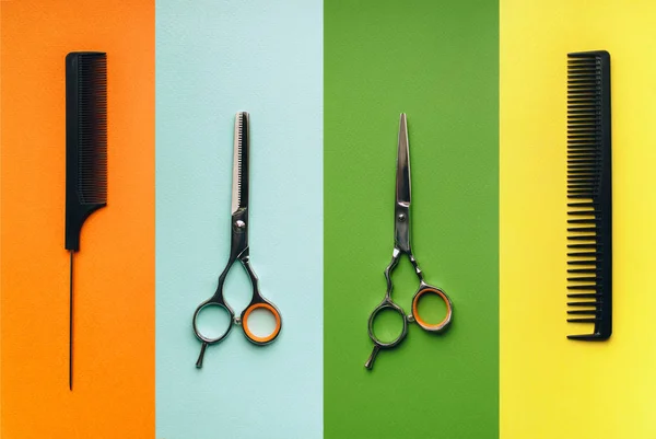Un salon de coiffure. Outils coiffeur sur le fond de papier pastel sous la forme de rayures multicolores. Concept minimaliste de pop art . — Photo
