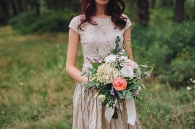 Gelinin ellerinde güzel bir düğün buketi. Beyaz ve pembe güller. Güzel Sanatlar.