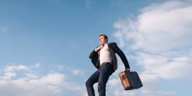 Takım elbiseli, kravatlı, ciddi bir beyaz iş adamı. 