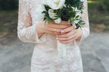 Gelin elinde düğün buketi, beyaz güller.