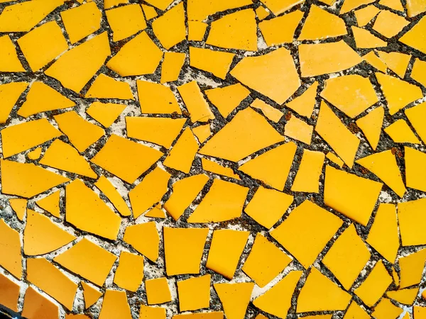 陶瓷破碎瓷砖制成的黄色马赛克墙装饰品 — 图库照片