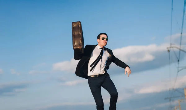 Fiatal Amerikai Üzletember Öltönyben Bőrönddel Örül Karrierjének Hírek Leépítés Nyaralás — Stock Fotó